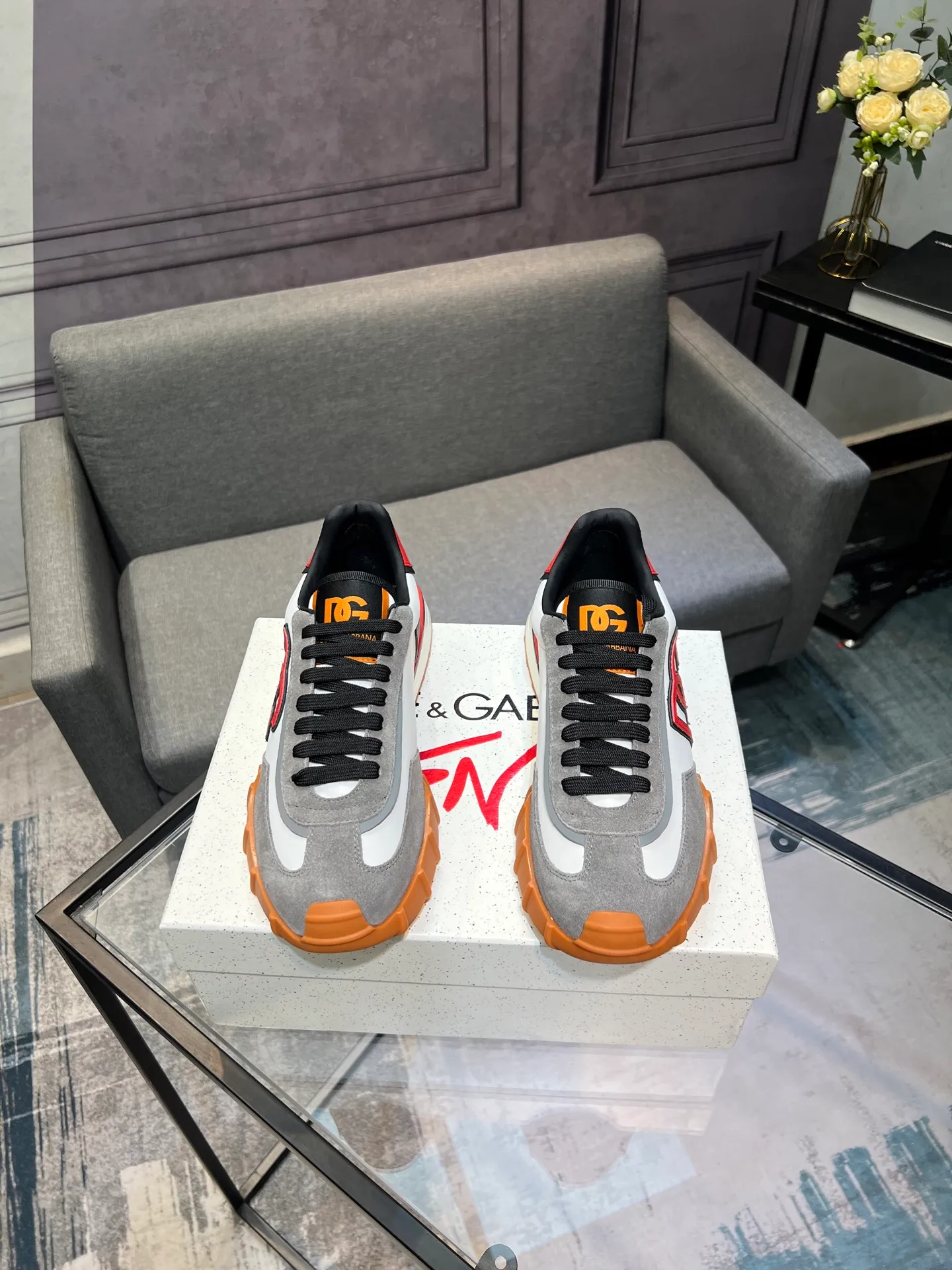 Men's shoes 💰560 Dolce&Gabbana D&G's latest casual sports shoes. Original purchase, development and production. DG's latest explosion. The tongue has the brand's iconic details. It is fashionable and versatile and can add luster to various looks. Create an exquisite design with unique dynamic vitality and modern atmosphere, showing modern and elegant style. Exquisite packaging at the delivery counter🛍📦 ▪️Fabric: Original customized cowhide, lining: Original customized breathable lining, Size: Men's 38-44 (45 46 customized)